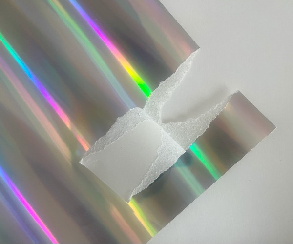 Holographic_metallized_paper_showing_colorful_light_effects_for_anti-counterfeit_packaging_(3).jpg