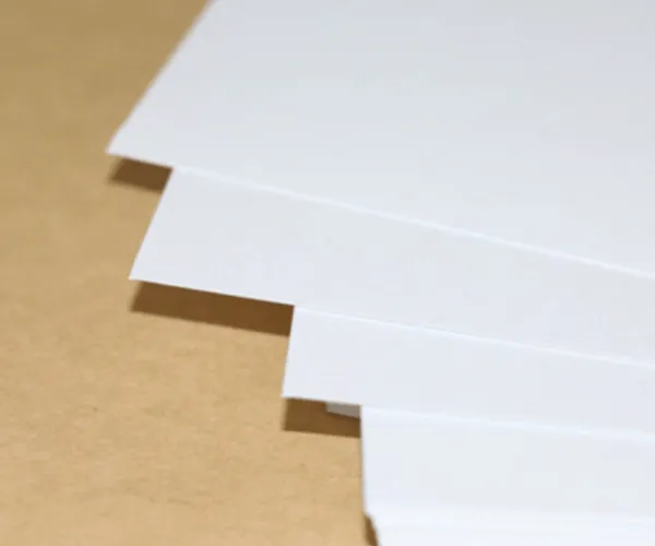 ما هي خصائص الورق التي تؤثر على اختلاف الألوان في الطباعة ؟